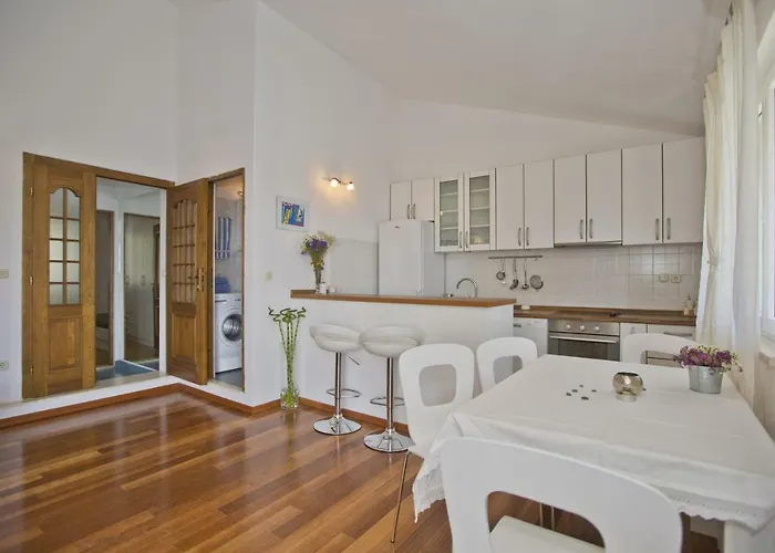 Sea View, Modern & Spacious 아파트 흐바르