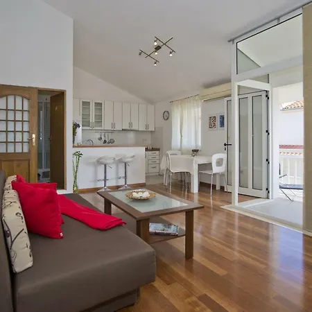 Sea view, modern&spacious apartment * Hvar Town