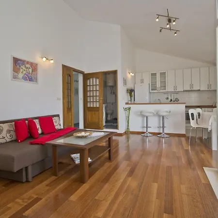 Sea view, modern&spacious apartment * Hvar Town